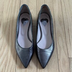 To Be Susi metallic pointed-toe women’s small heel
flats size 37 / 7